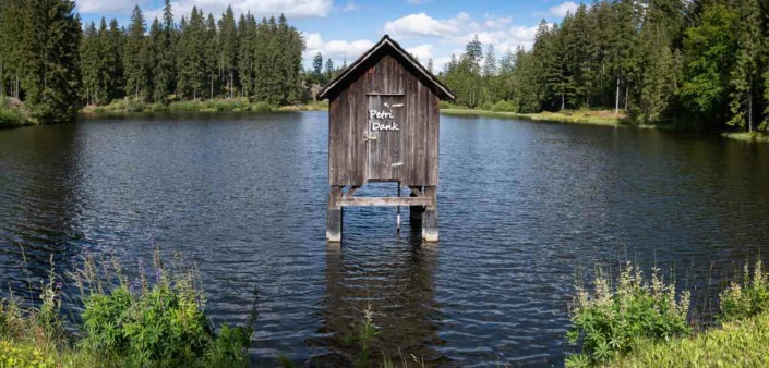 Dies ist ein Bild einer Bootsbeschriftung 3d als Schriftzug PETRIDANK auf einer frei im Wasser stehenden Bootshütte